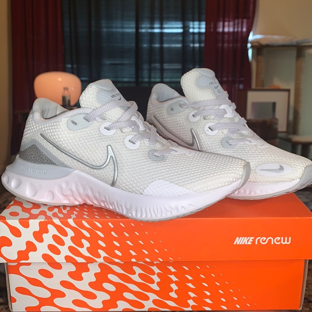 Brand New//Never worn// Nike White Renew sneakers